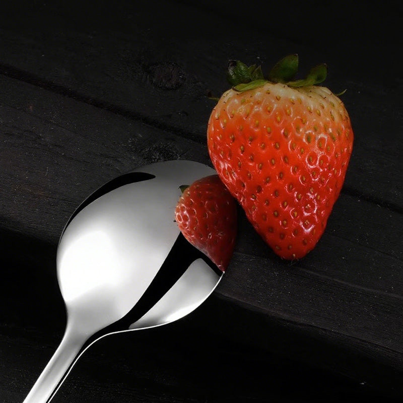 Highly reflective 430 stainless steel spoon head reflecting a strawberry, highlighting the mirror-polished surface and premium quality.
