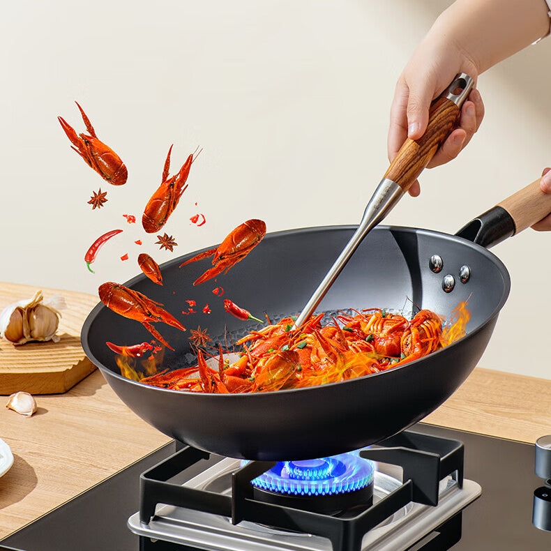 32cm Zhang Xiaoquan AU iron wok in action on gas stove, stir-frying spicy crayfish with high heat and no chemical coating.