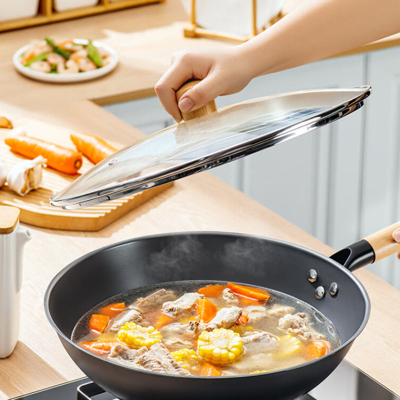 Zhang Xiaoquan AU iron wok with lid used for simmering soup, showing even heat distribution and safe chemical-free cooking.