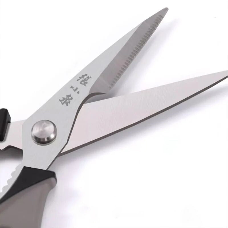 Close-up of 230mm kitchen scissors' serrated stainless steel blades, designed for precise cutting of meat, fish, and vegetables.