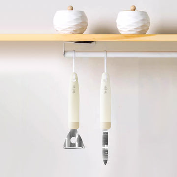 30Cr13 steel Y-type and P-type peelers hanging on a kitchen rod. Compact and stylish kitchen tools with hanging holes for easy storage.